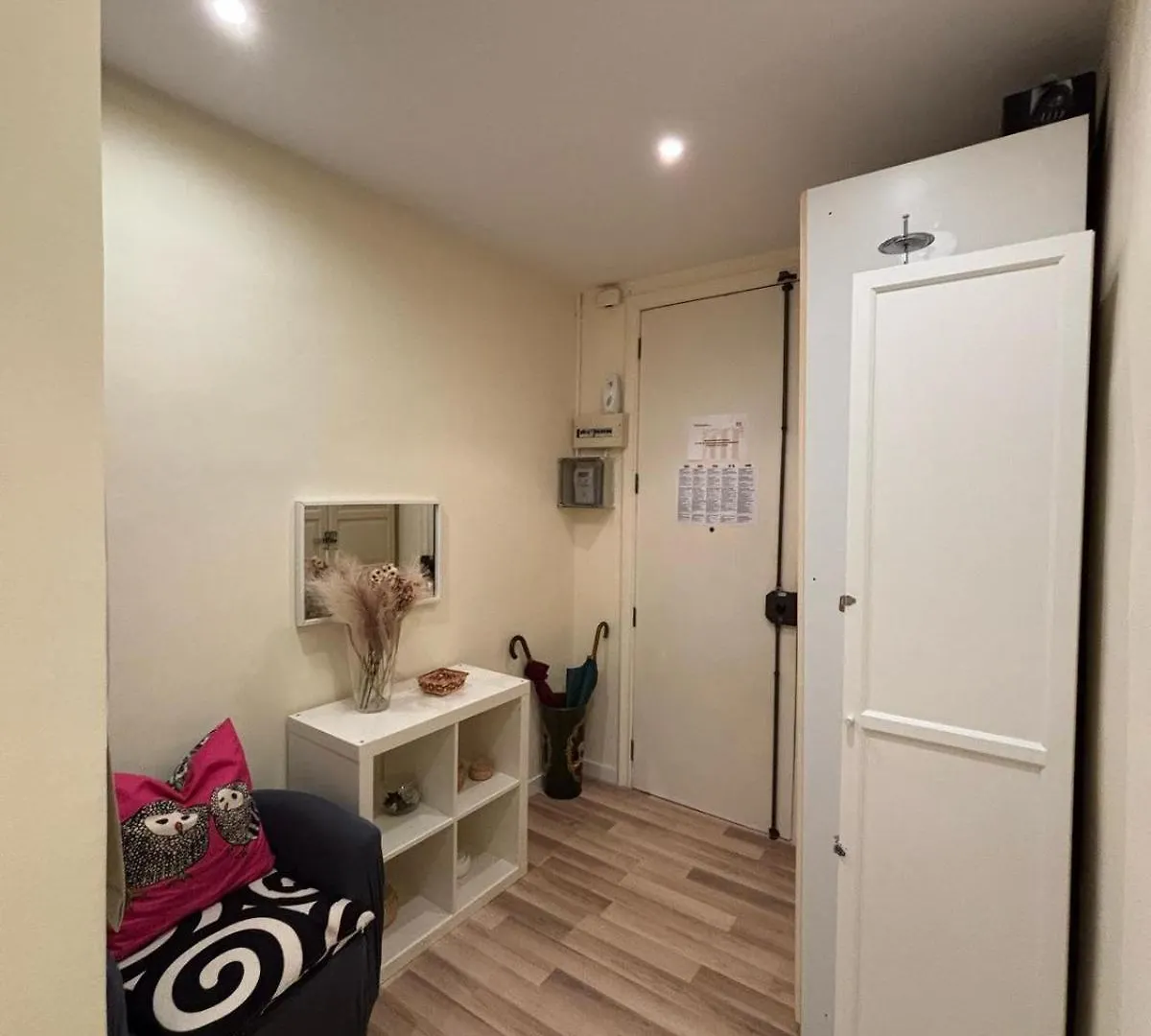 Example Barcelona Apartment 0*,